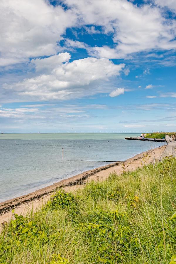 Beachside Bolthole *